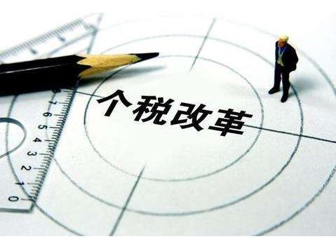 11月份，全國一般公共預(yù)算收入10775億元，同比下降5.4%，支出16431億元，同比下降0.8%??